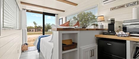 Tabla de planchar con plancha, wifi y ropa de cama