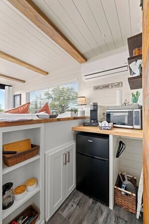 Interior - New! Chic container home - Oasis near Fredericksburg “The Perry” (Fredericksburg)