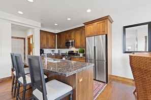 Geladeira, micro-ondas, fogão, cooktop