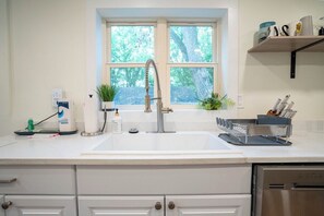 Micro-ondes, plaque de cuisson, lave-vaisselle, cafetière/bouilloire