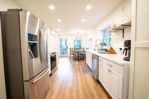 Micro-ondes, plaque de cuisson, lave-vaisselle, cafetière/bouilloire