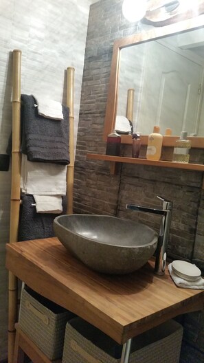 Dusche, Haartrockner, Handtücher