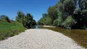 A gravel path leading to a river with trees on both sides. - Gîte du Moulin de Tart le Bas (Tart-le-Bas)