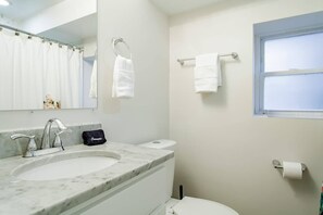 Kylpyamme, hiustenkuivaaja, pyyhkeet, saippua