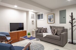 TV, offices - Lux CoHi Cove / Walk to METRO Sub, Shopping,& More (Washington DC)