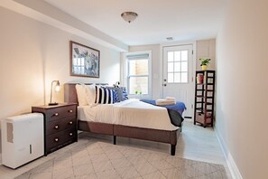 1 bedroom, desk, iron/ironing board, WiFi - Lux CoHi Cove / Walk to METRO Sub, Shopping,& More (Washington DC)