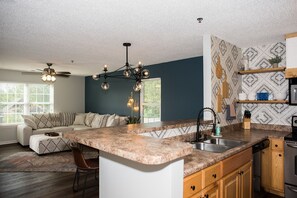 Kylskåp, mikrovågsugn, ugn och spishäll