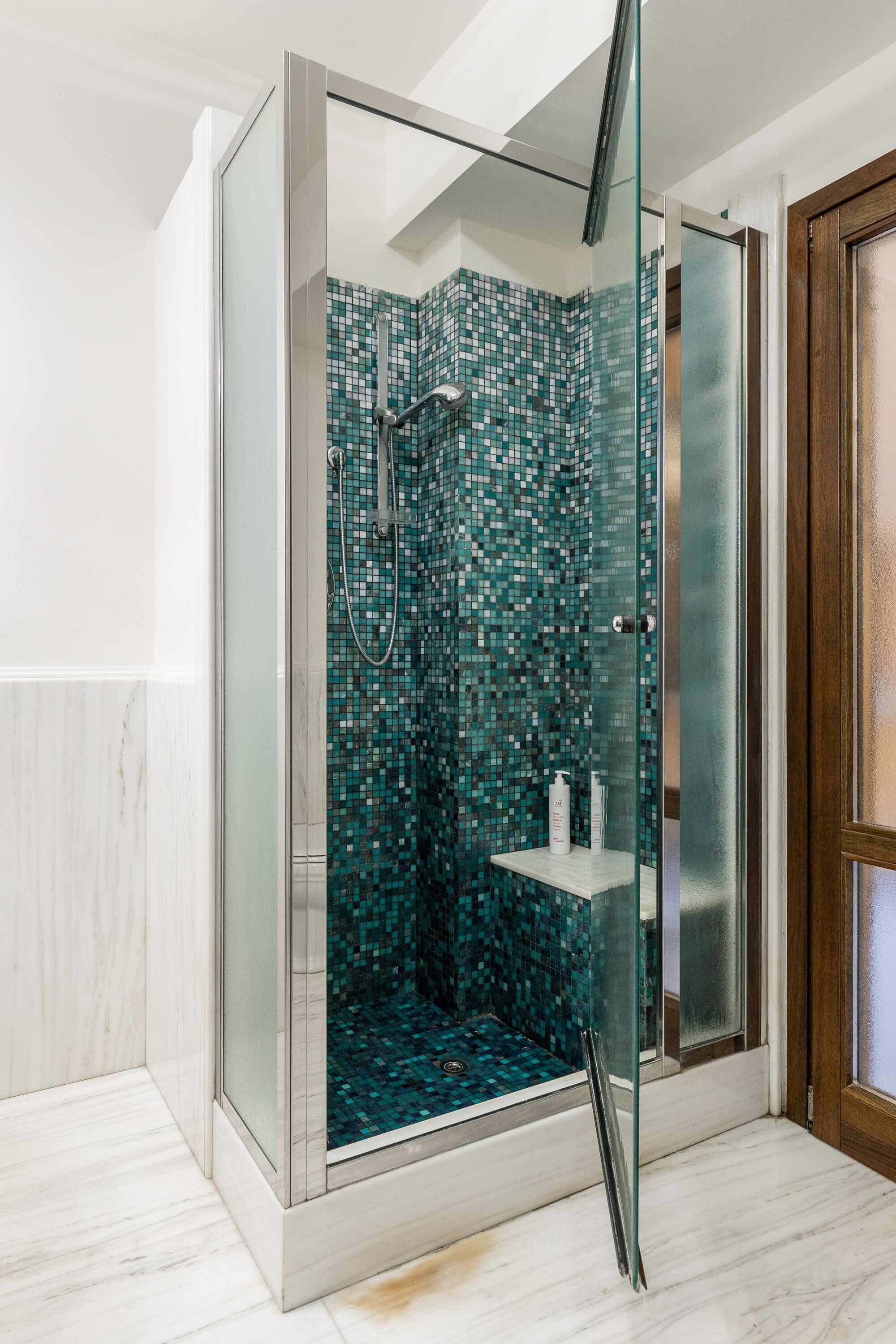 Appartamento Business | Bagno | Doccia, set di cortesia gratuito, asciugacapelli, bidet