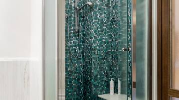 Appartamento Business | Bagno | Doccia, set di cortesia gratuito, asciugacapelli, bidet