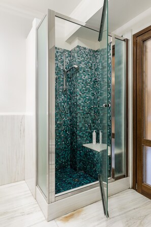 Business Apartment | Bathroom | Shower, free toiletries, hair dryer, bidet - Strada Maggiore Apts by Wonderful Italy (Bologna)