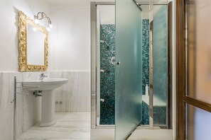 Business Apartment | Bathroom | Shower, free toiletries, hair dryer, bidet