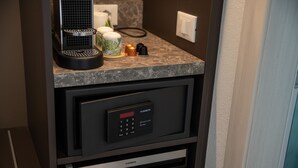 Una cocina equipada con cafetera, microondas y horno empotrado.