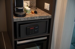 Una cocina equipada con cafetera, microondas y horno empotrado.