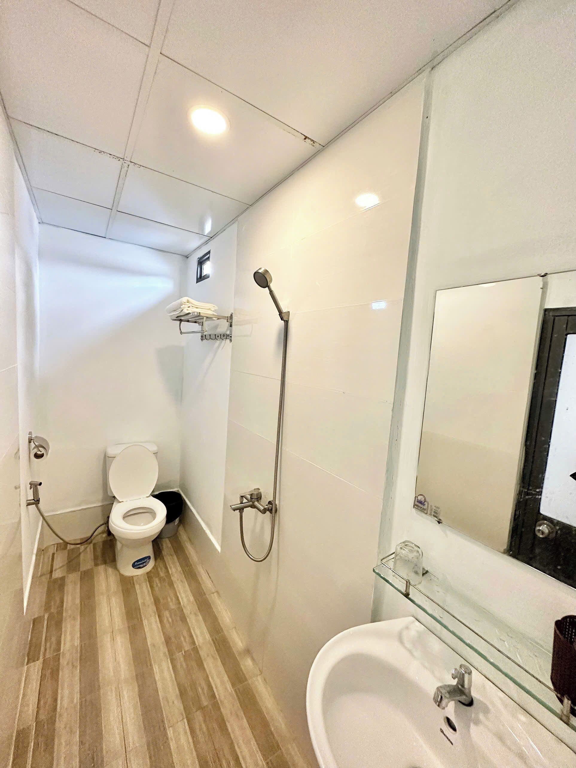 Une salle de bain moderne équipée de toilettes, d’une douche et d’un lavabo.