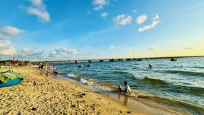 På stranden og hvit sand