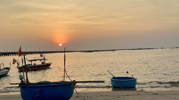På stranden och vit sandstrand