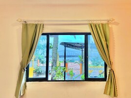 Cortinas blackout, tabla de planchar con plancha y wifi gratis 