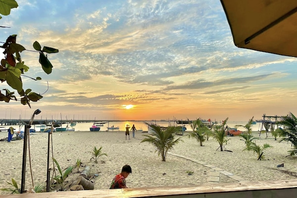 Na praia, areia branca