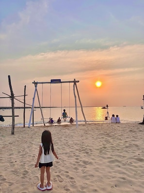 Trên bãi biển, cát trắng 