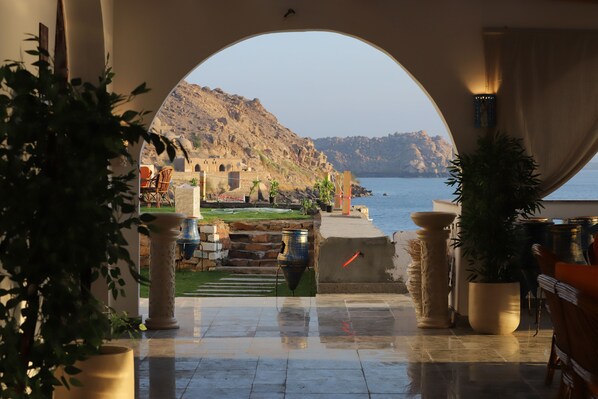 朝食、ランチ、ディナーに営業 (ビーチビュー)