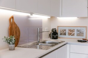 冷蔵庫、電子レンジ、オーブン、コンロ