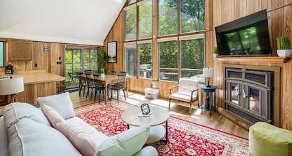 Wooded Chalet w Hot Tub & Indoor Pool / Gym Access