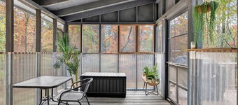Wooded Chalet w Hot Tub & Indoor Pool / Gym Access