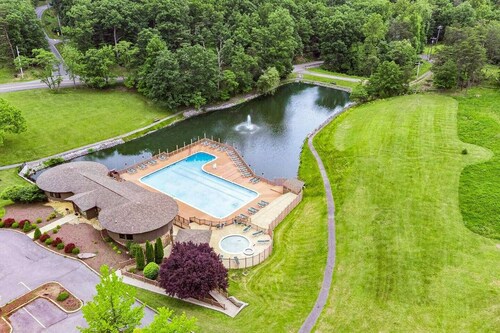 Wooded Chalet w Hot Tub & Indoor Pool / Gym Access
