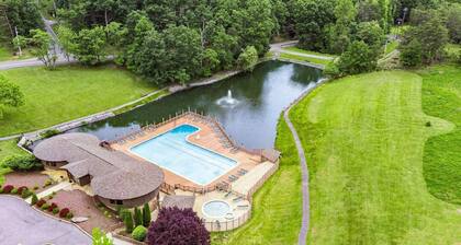 Wooded Chalet w Hot Tub & Indoor Pool / Gym Access