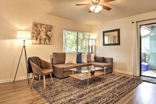 Cute 3 bedroom home w/ massage chair and wifi