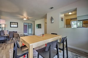 Dining - Cute 3 bedroom home w/ massage chair and wifi (Gainesville)