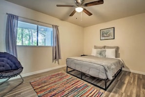 3 bedrooms, memory-foam beds, iron/ironing board, free WiFi - Cute 3 bedroom home w/ massage chair and wifi (Gainesville)