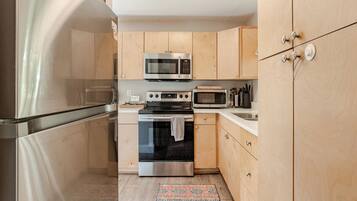 Kühlschrank, Mikrowelle, Ofen, Herdplatte