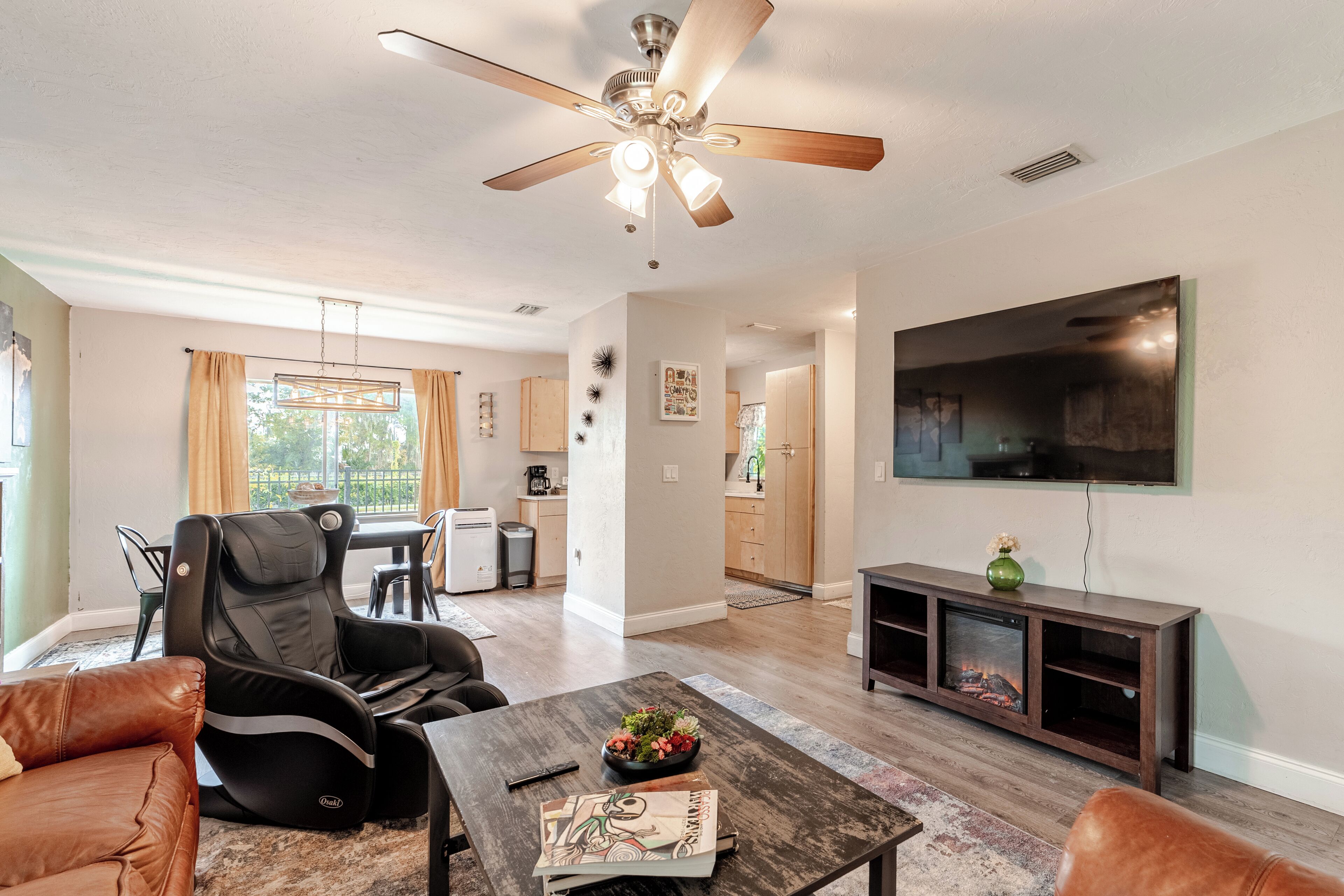 Smart TV, chimenea y libros 