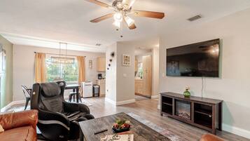 Smart-TV, Kamin, Bücher