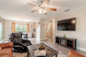 Smart-tv, eldstad och böcker