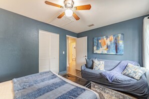 3 bedrooms, desk, iron/ironing board, free WiFi