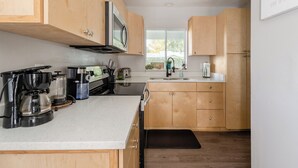Coffee/tea maker, fridge, microwave, oven - Cute downtown home near UF and Depot Park (Gainesville)