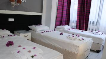 Habitación triple Confort | Ropa de cama de alta calidad, minibar, caja fuerte y wifi gratis