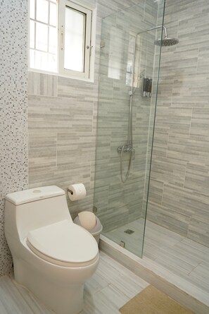 Room 7 | Bathroom | Rainfall showerhead, towels, soap, shampoo