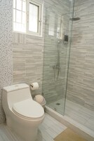 Quarto quádruplo família | Banheiro | Chuveiro com efeito de chuva, toalhas de banho, sabonete, shampoo