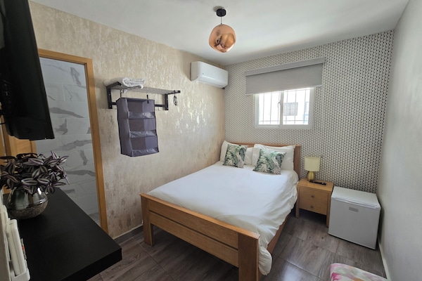 Quarto básico, 1 cama de casal | Edredons de pluma, cortinas blackout, ferros/tábuas de passar roupa