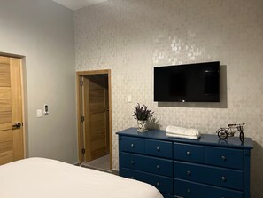 Habitación básica, 1 cama doble | Edredones de plumas, cortinas opacas, tabla de planchar con plancha