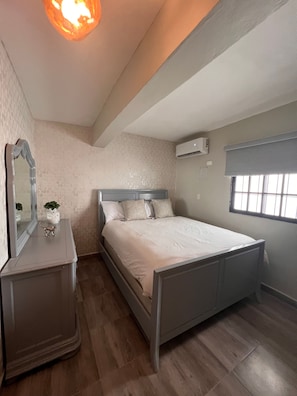 标准房, 1 张大床 | 羽绒被、遮光窗帘、熨斗/熨衣板、免费 WiFi