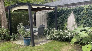 Outdoor dining - 1st Floor -Sunny 2-bedroom apartment (Newport)