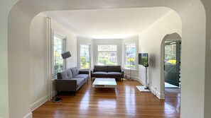 Living area - 1st Floor -Sunny 2-bedroom apartment (Newport)