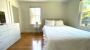 2 bedrooms, bed sheets - 1st Floor -Sunny 2-bedroom apartment (Newport)