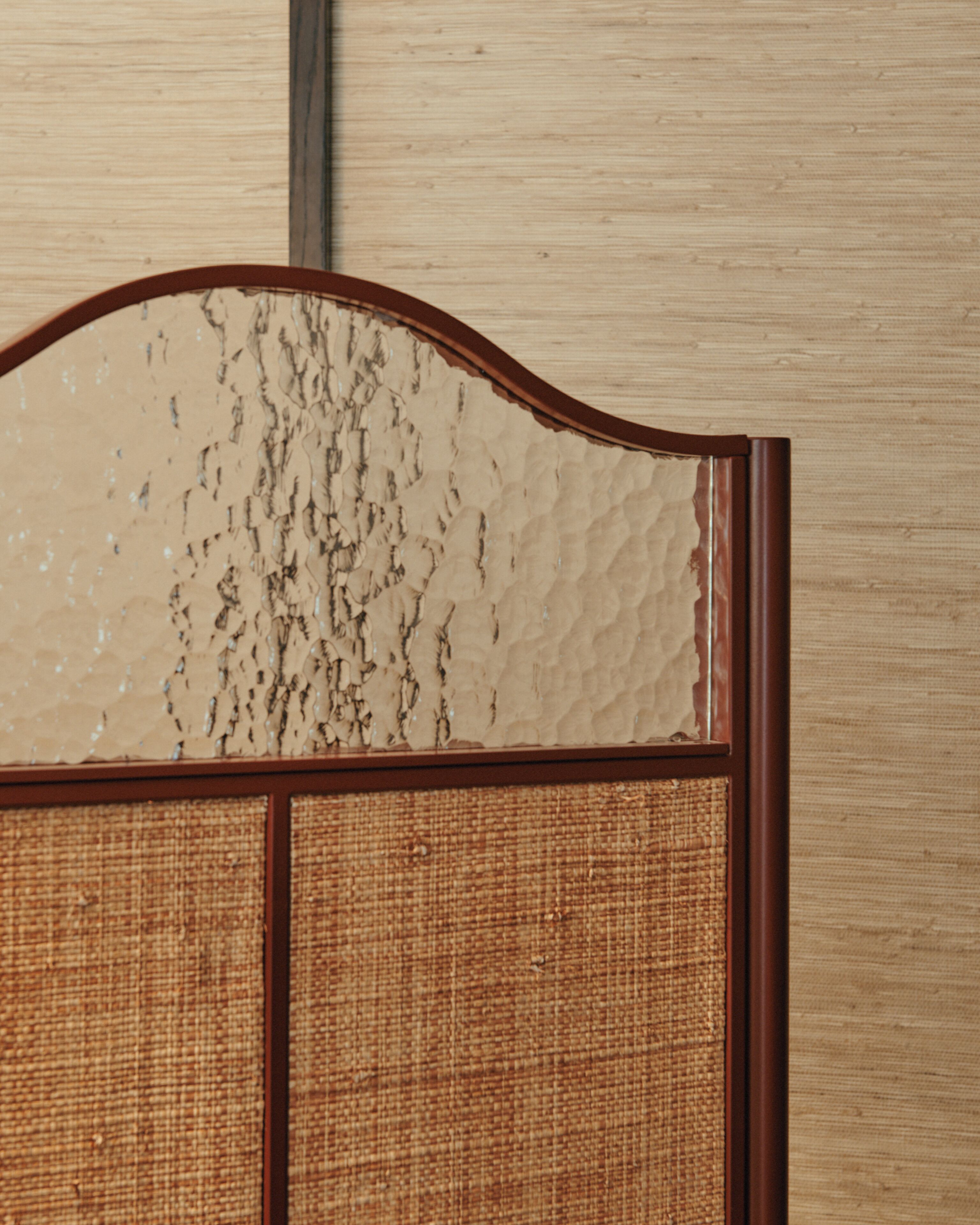 Une tête de lit en bois avec un panneau texturé et une partie tissée.
