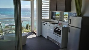 Kühlschrank, Mikrowelle, Herdplatte, Geschirrspüler