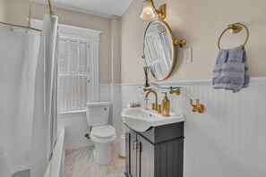 Baignoire, sèche-cheveux, serviettes fournies